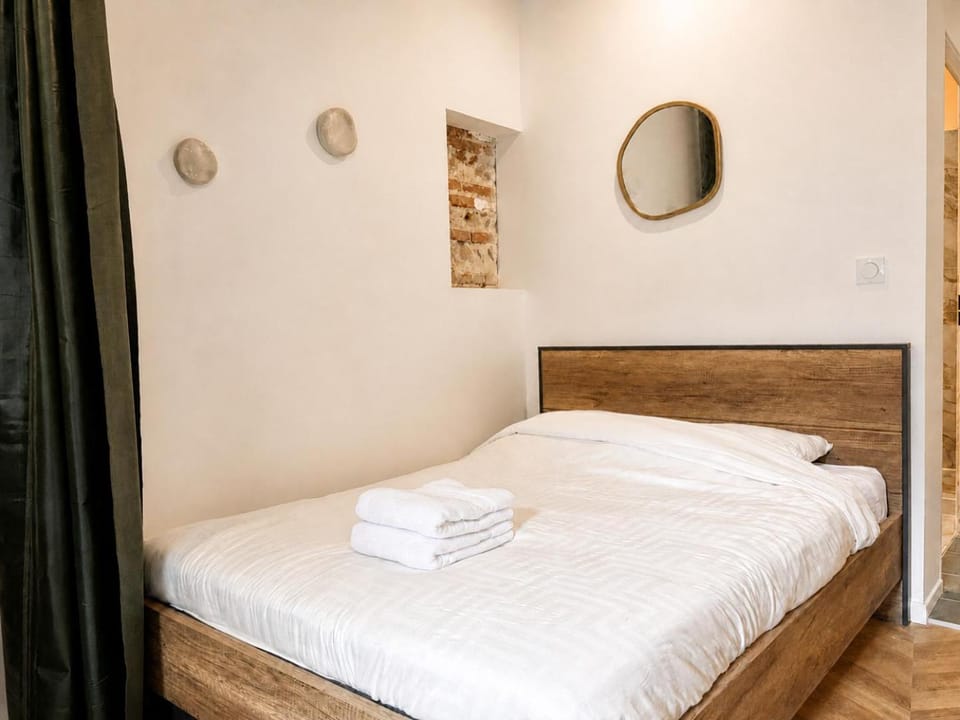 Bed, Photo of the whole room, Bedroom, towels
