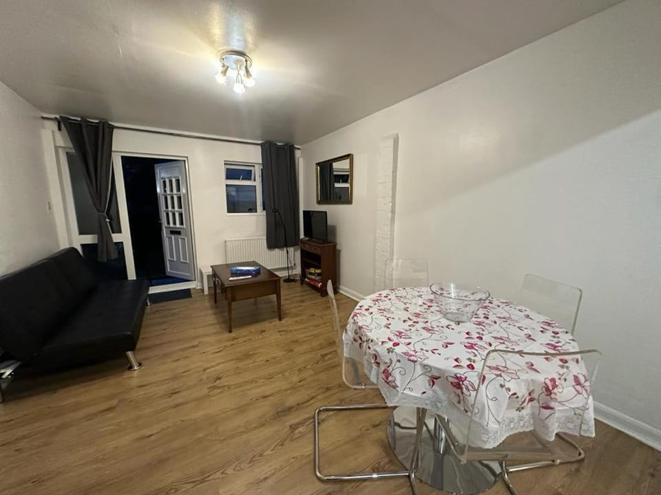 Garden Flat near Wembley easy access to Central London Apartment in London Borough of Ealing