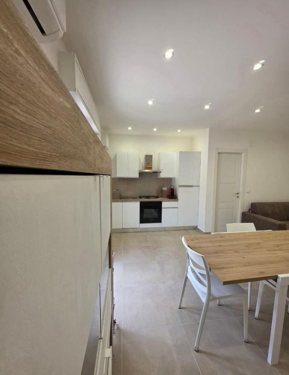 Kitchen or kitchenette, Dining area, oven