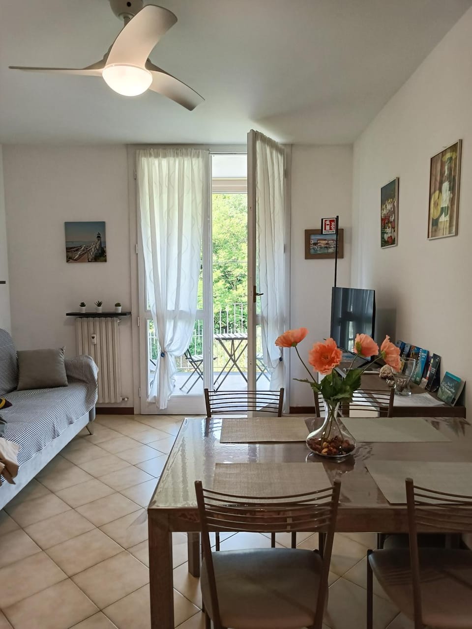 TV and multimedia, Living room, Seating area, Dining area, Bedroom