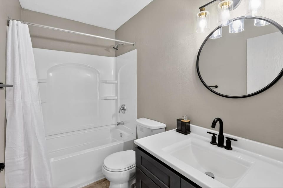 Contemporary 2BR apartment with workspace Apartment in Lenexa