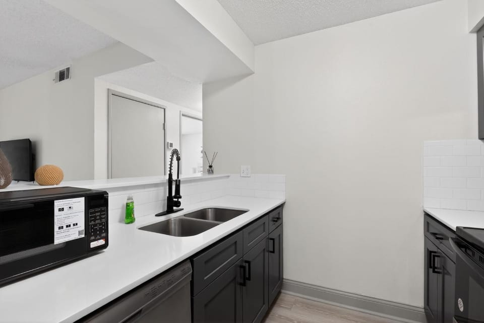 Contemporary 2BR apartment with workspace Apartment in Lenexa
