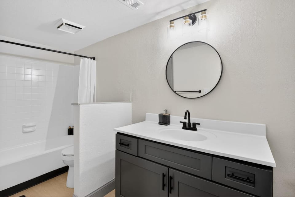 Comfortable 1-bedroom with cozy living Apartment in Lenexa