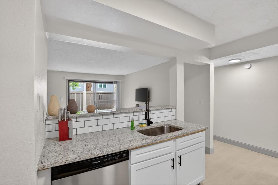 Comfortable 1-bedroom with cozy living Apartment in Lenexa