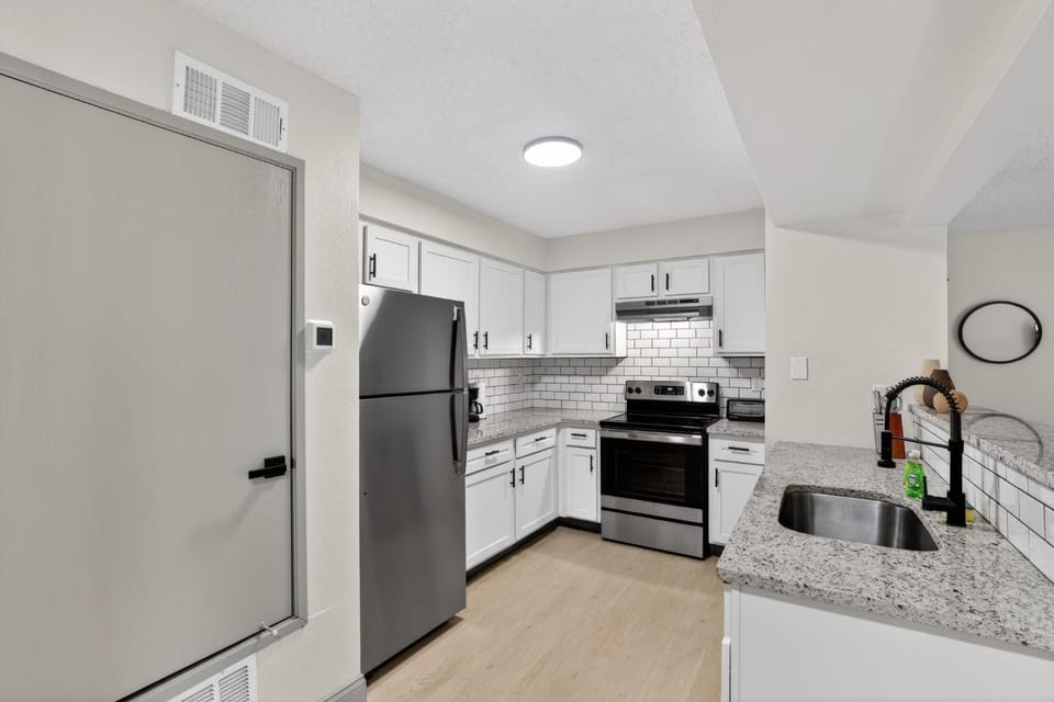 Comfortable 1-bedroom with cozy living Apartment in Lenexa