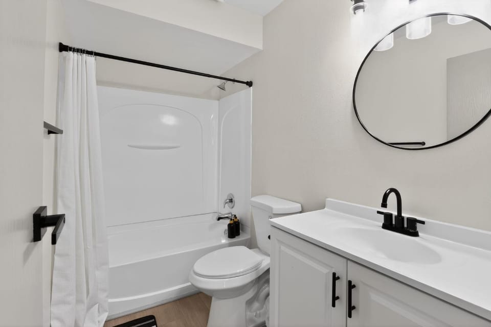 Spacious 2BR stay with updated interiors Apartment in Lenexa