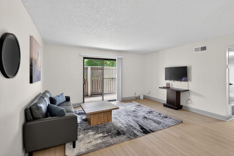 Spacious 2BR stay with updated interiors Apartment in Lenexa