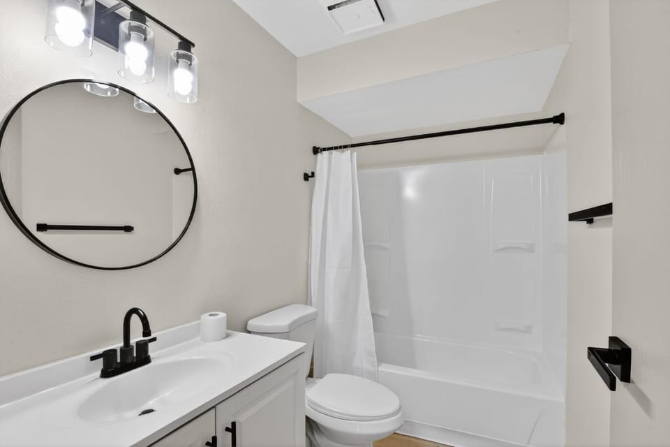 Bright 2BR apartment near Kansas City Apartment in Lenexa