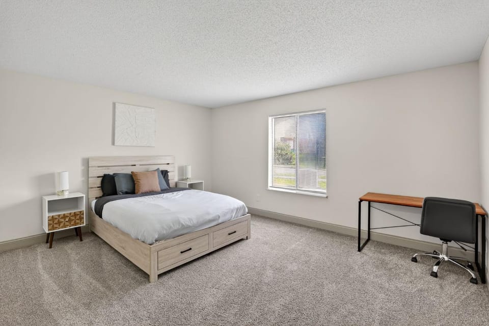 Bright 2BR apartment near Kansas City Apartment in Lenexa