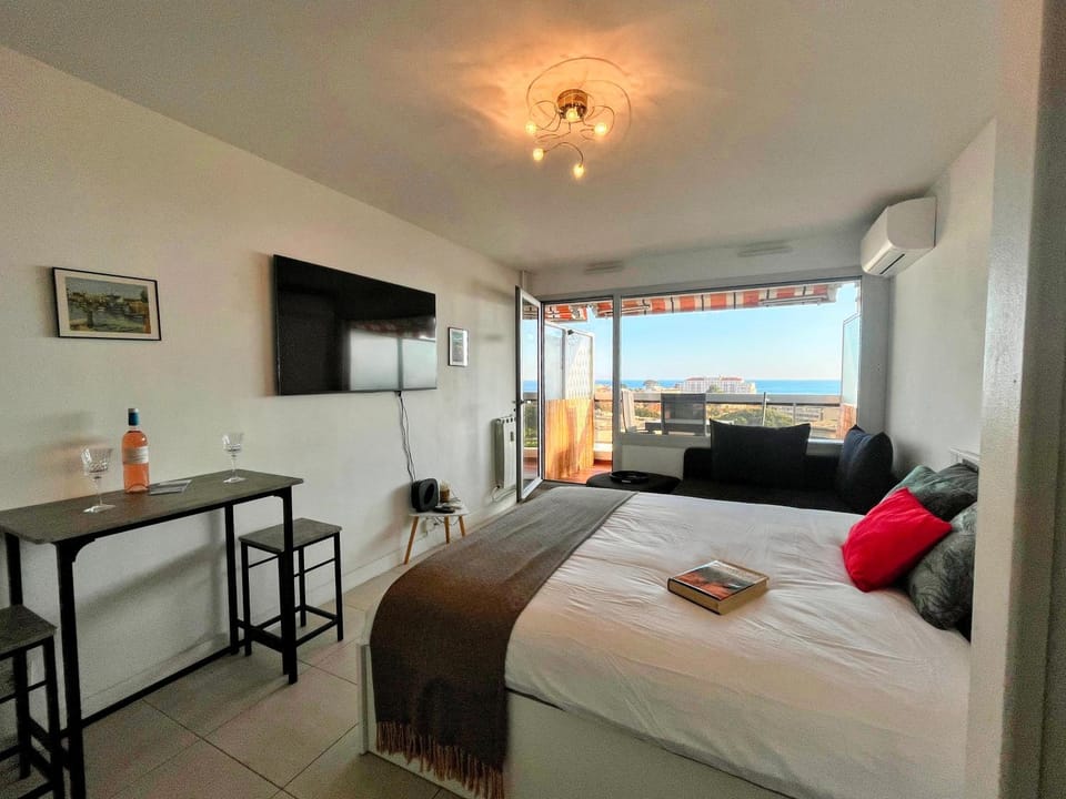 Bed, Living room, Bedroom