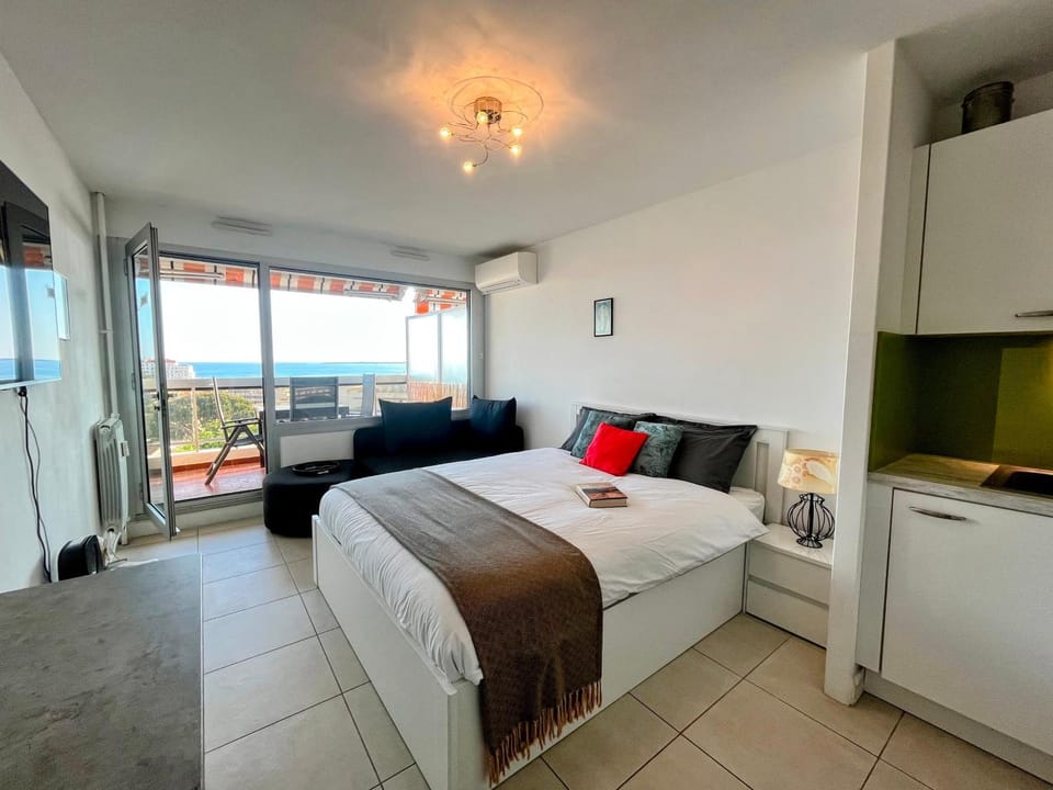 Bed, Living room