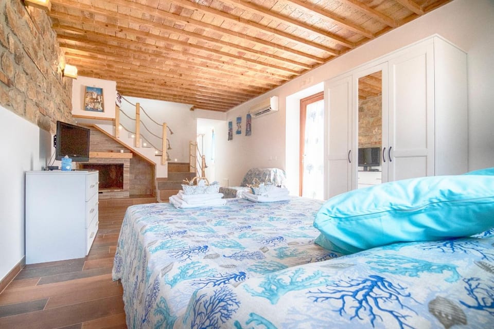 TV and multimedia, Bedroom, fireplace, wardrobe, air conditioner