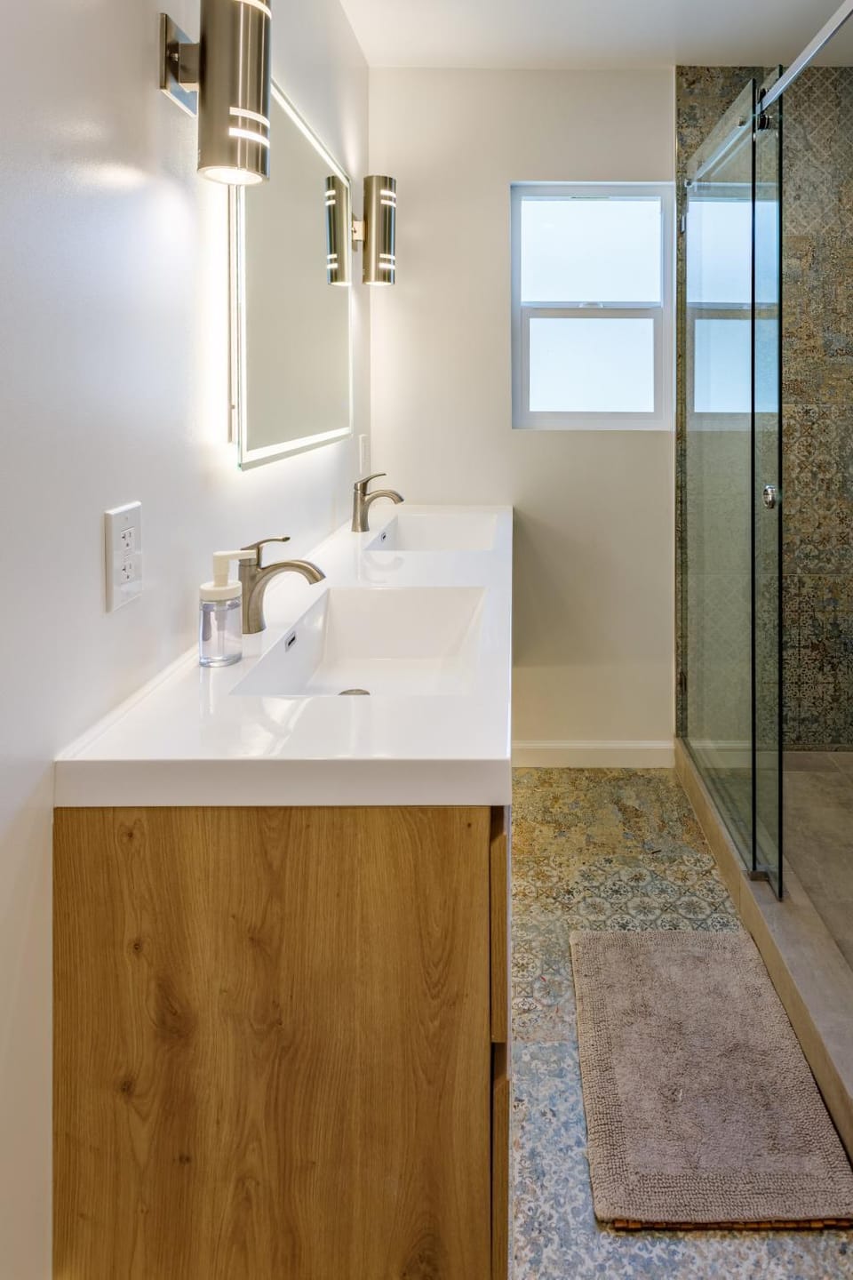 15 min from airport, 8 min from beach, 17 min from SoFi Stadium Apartment in Mar Vista