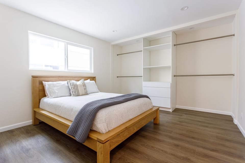 15 min from airport, 8 min from beach, 17 min from SoFi Stadium Apartment in Mar Vista