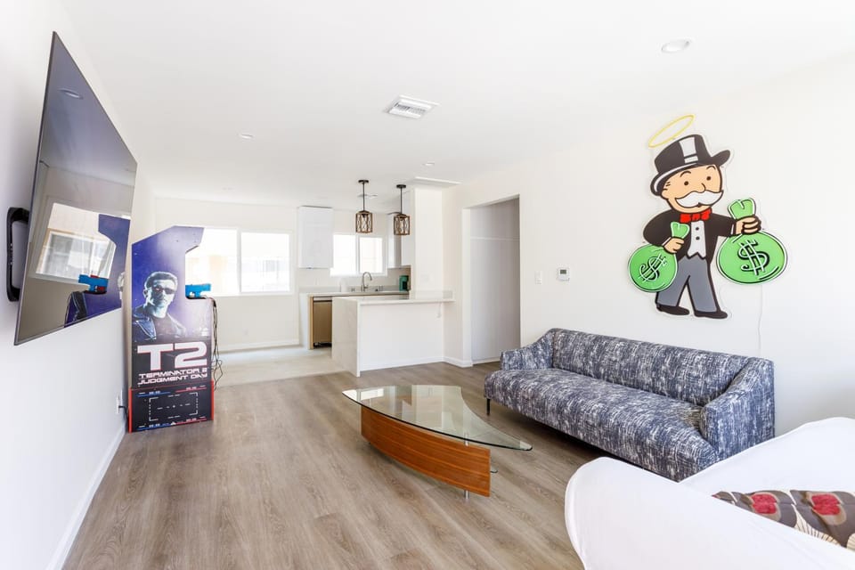 15 min from airport, 8 min from beach, 17 min from SoFi Stadium Apartment in Mar Vista