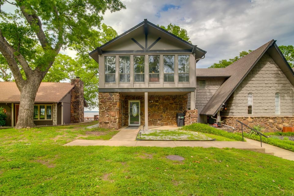 Water-View Patio, Near Golf! Port Duncan Retreat House in Ozark Mountains