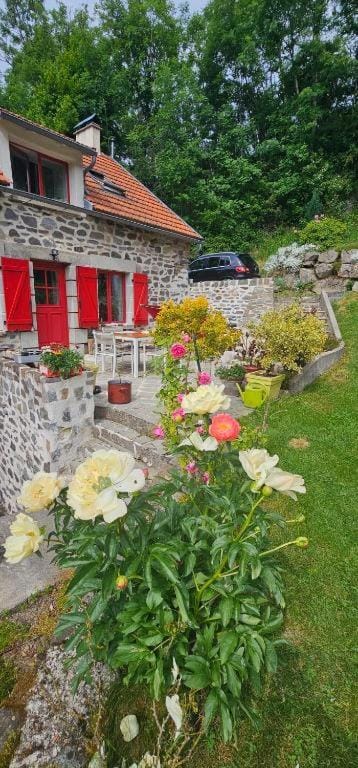 Un gîte paisible et frais, piscine à 3 mins House in Auvergne-Rhône-Alpes