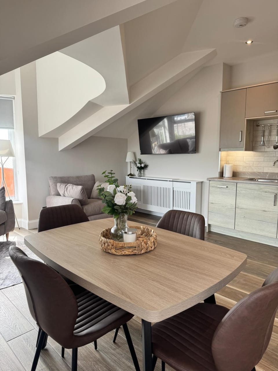 Kitchen or kitchenette, Living room, Seating area, Dining area