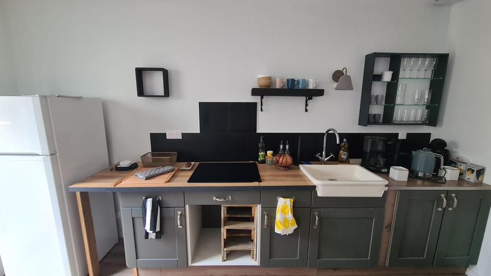 Coffee/tea facilities, Kitchen or kitchenette, stove