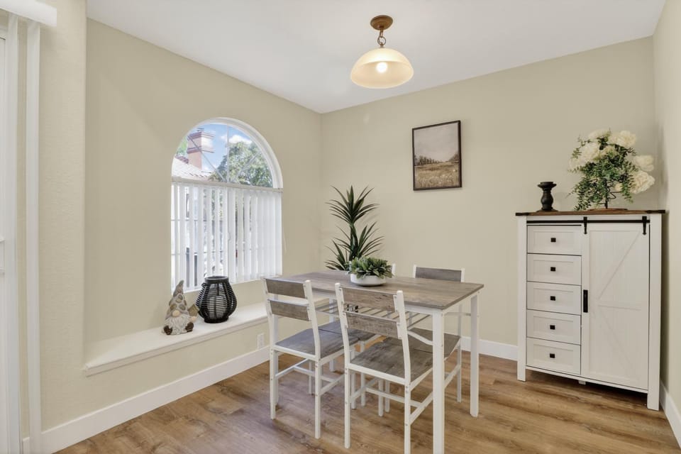 Dining area, kitchen