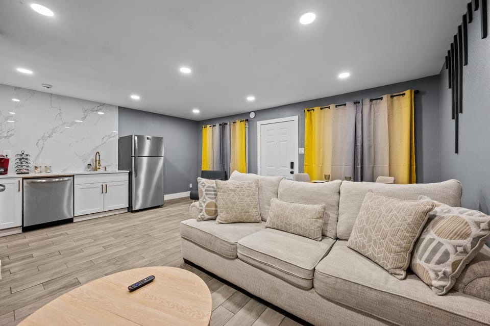 15 Miles from NRG Heights with Pool & Free Park Apartment in Houston