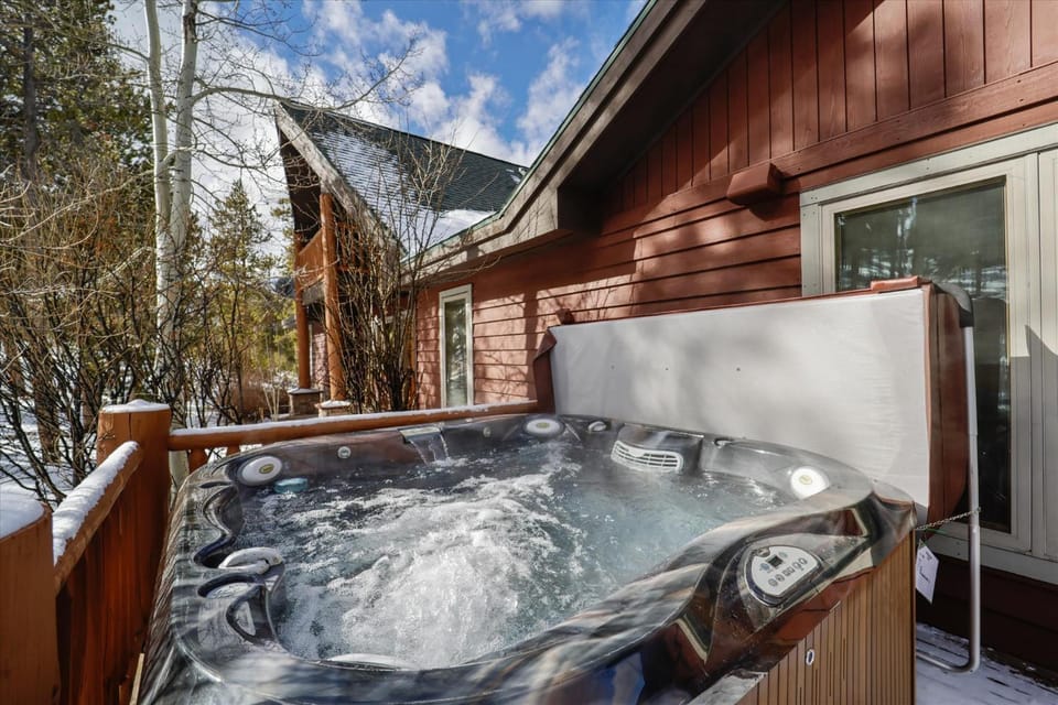 Highfield Trail, Private Hot tub, 2 Separate Living Areas! House in Breckenridge