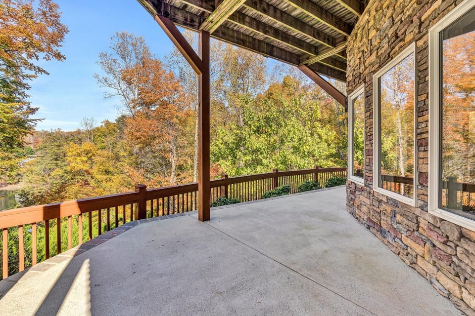 Property building, Spring, Day, Garden, View (from property/room), Balcony/Terrace