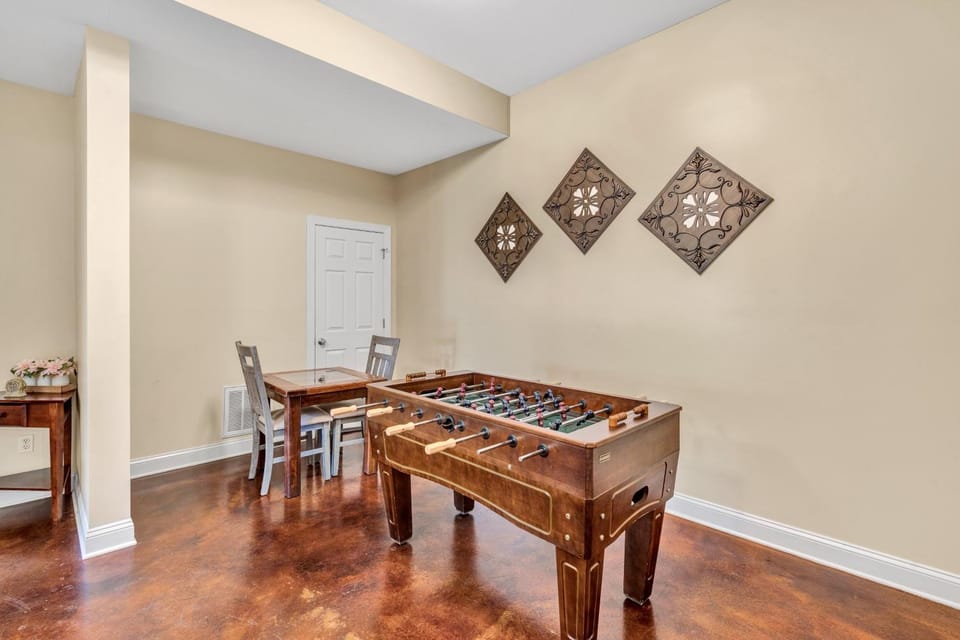 Game Room, Dining area