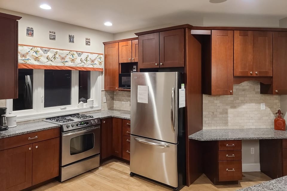 Kitchen or kitchenette, oven, kitchen