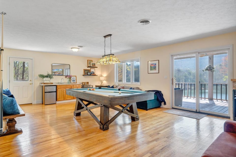 Billiard, Game Room, Living room, Seating area