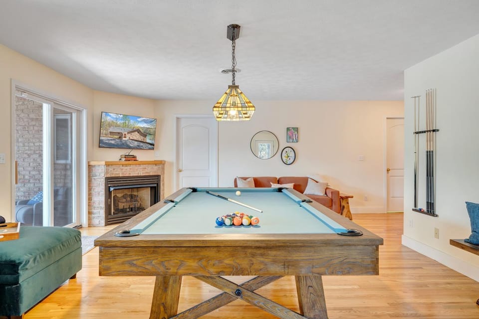 Billiard, TV and multimedia, Living room, Seating area