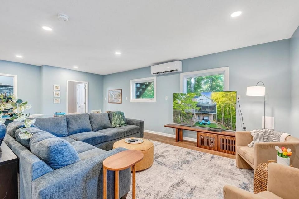 TV and multimedia, Living room, Seating area, air conditioner