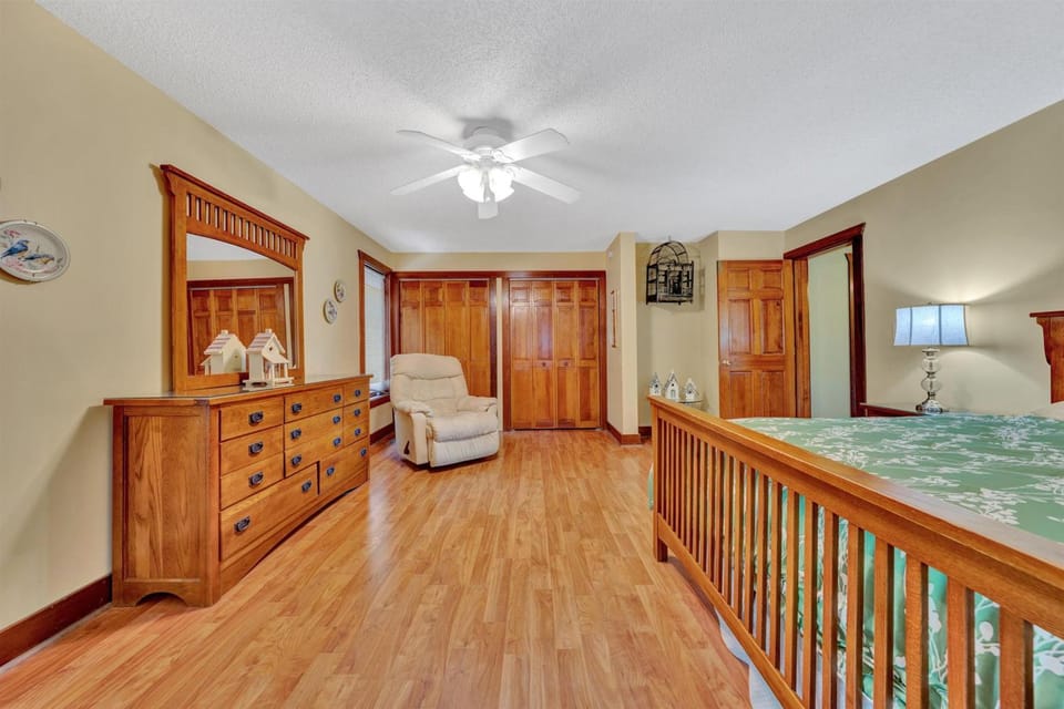 Bed, Seating area, Bedroom