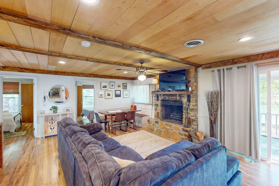 TV and multimedia, Living room, Seating area, Dining area