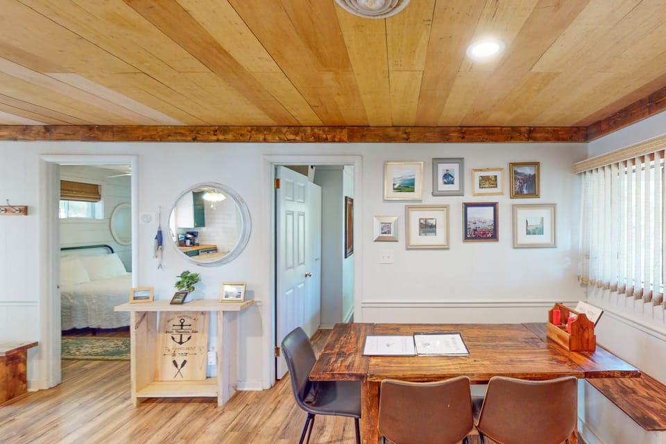 Seating area, Dining area