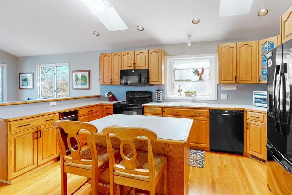 Kitchen or kitchenette, Seating area, Dining area, dishwasher, stove, toaster