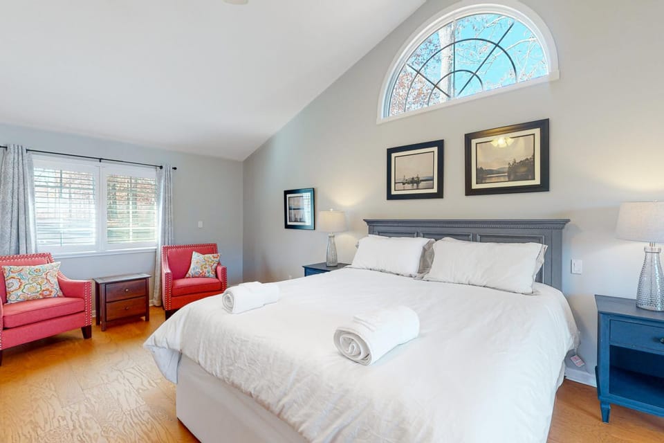 Bed, Seating area, Bedroom