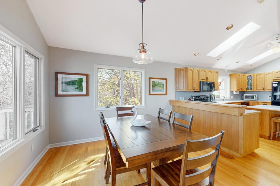 Kitchen or kitchenette, Seating area, Dining area, dishwasher, toaster