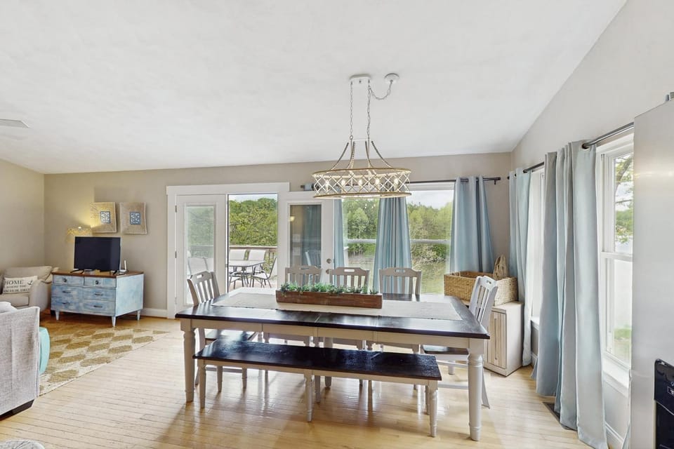 TV and multimedia, Living room, Seating area, Dining area