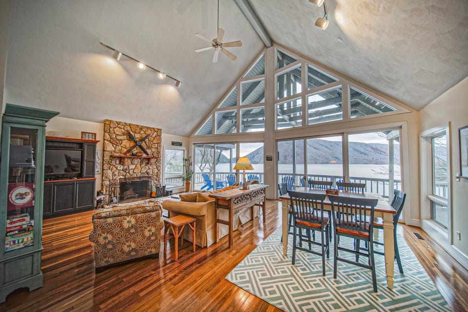 Living room, Seating area, Dining area