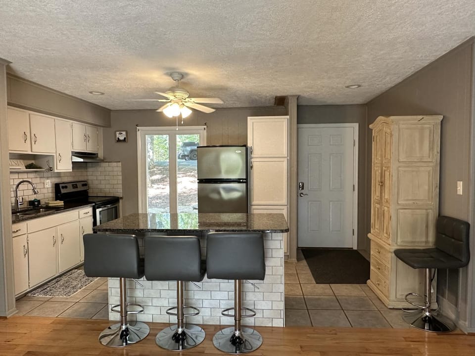 Kitchen or kitchenette, Seating area, Dining area, stove