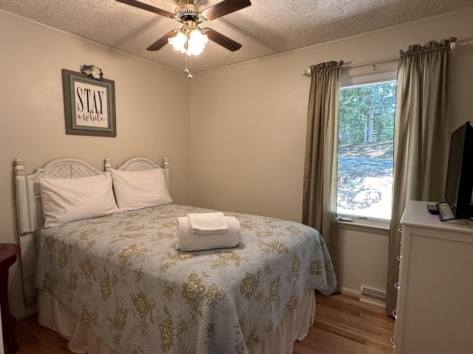 Bed, TV and multimedia, Bedroom