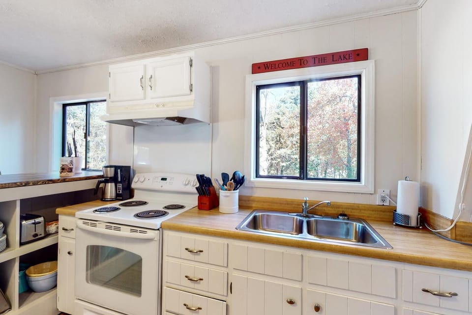 Coffee/tea facilities, Kitchen or kitchenette, stove
