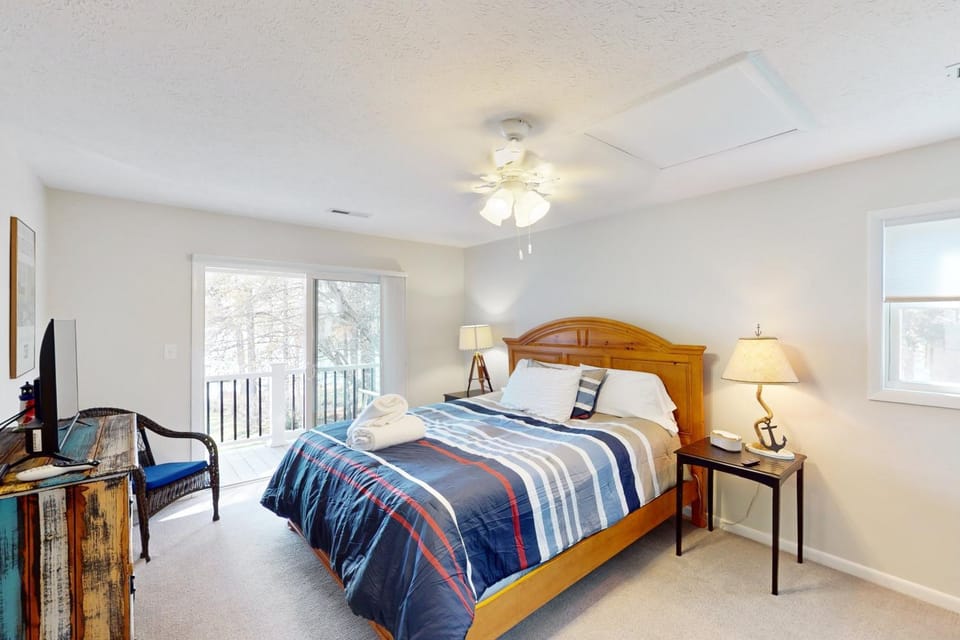 Bed, TV and multimedia, Bedroom