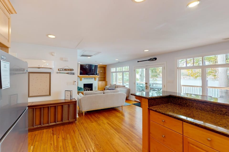 Kitchen or kitchenette, Living room, dishwasher, oven, stove