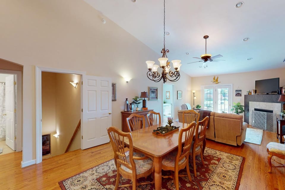 TV and multimedia, Living room, Seating area, Dining area