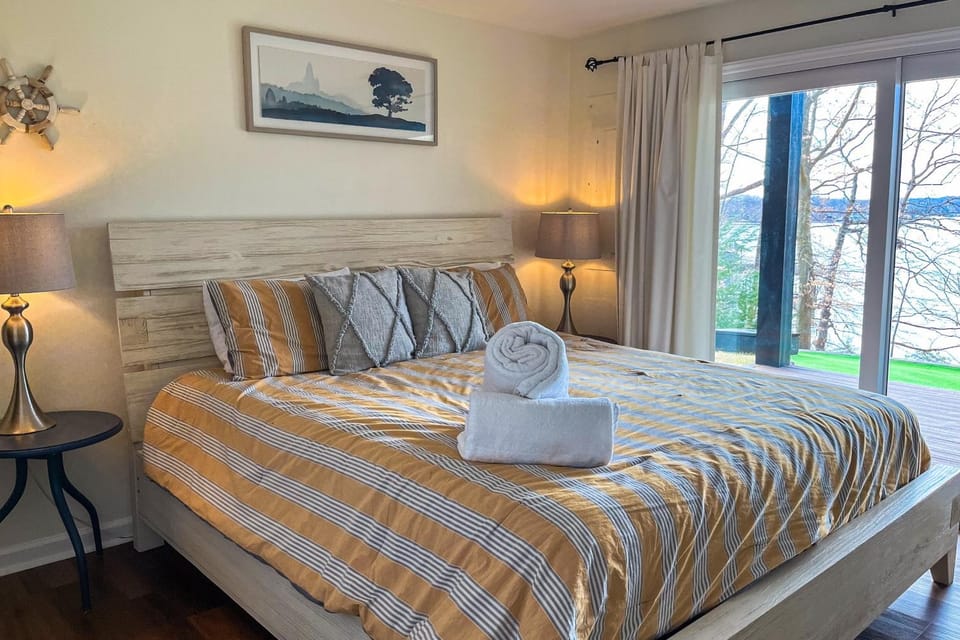 Bed, Bedroom, towels