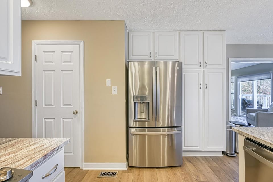 Kitchen or kitchenette, dishwasher