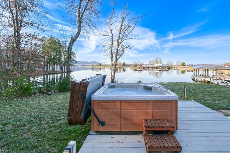 Day, Hot Tub, Lake view
