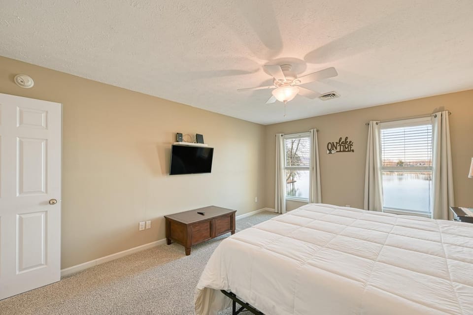 Bed, TV and multimedia, Bedroom